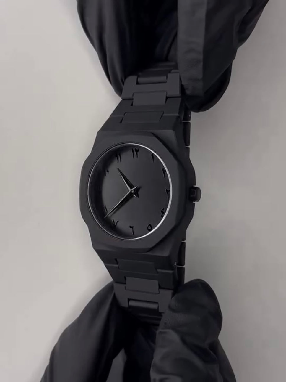Black Minimalist Analog Wrist Aura Watch - Image 2