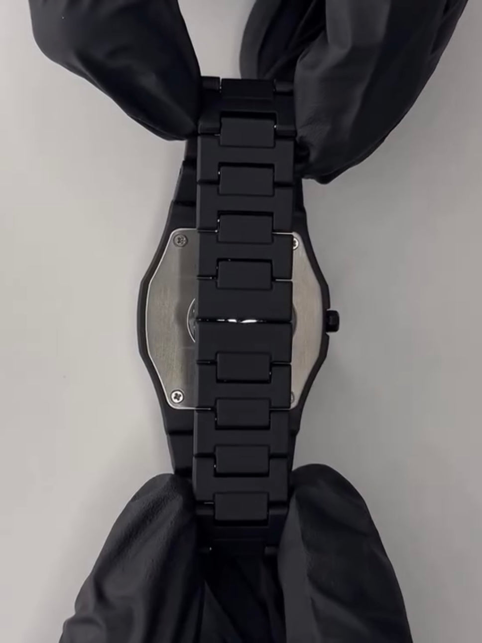 Black Minimalist Analog Wrist Aura Watch - Image 3
